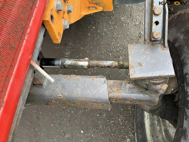 Massey Ferguson 390 traktor med armklipper 15