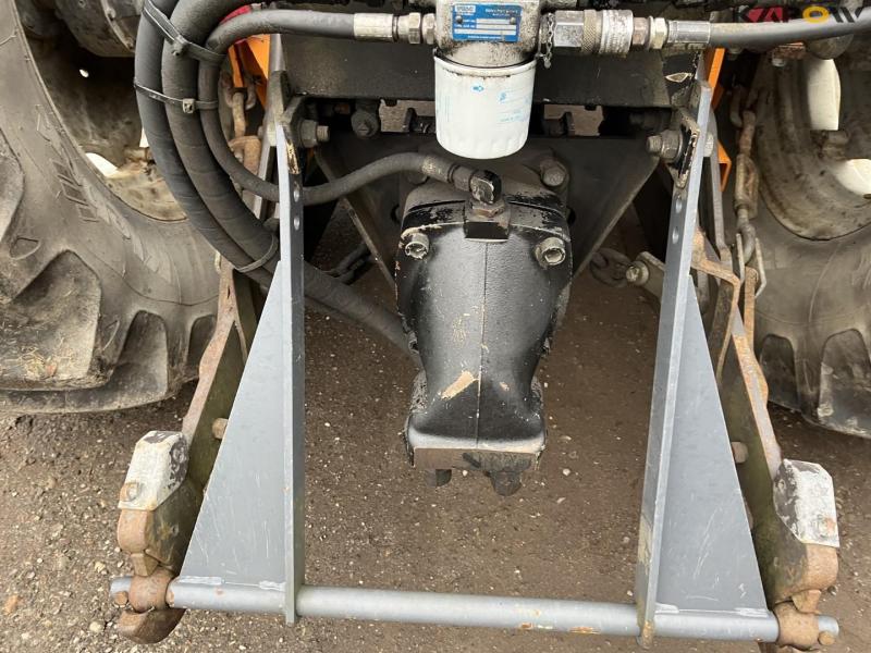 Massey Ferguson 390 traktor med armklipper 36