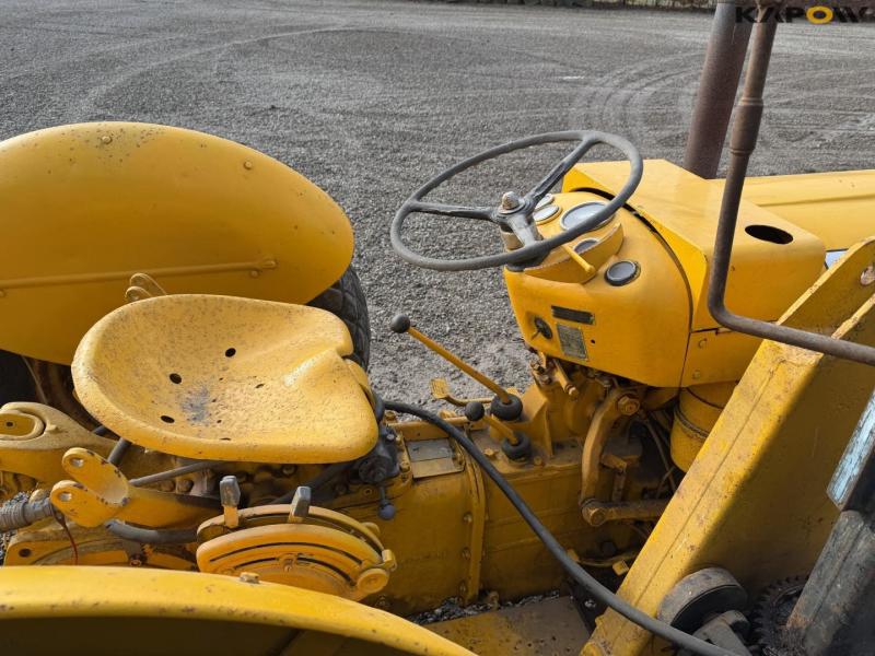 Massey Ferguson traktor med kran 20