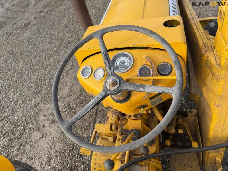 Massey Ferguson traktor med kran 25