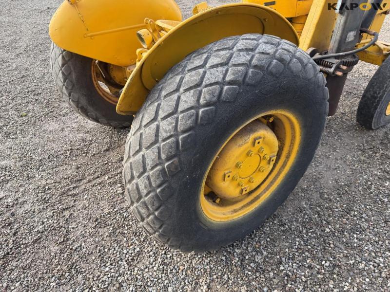 Massey Ferguson traktor med kran 44