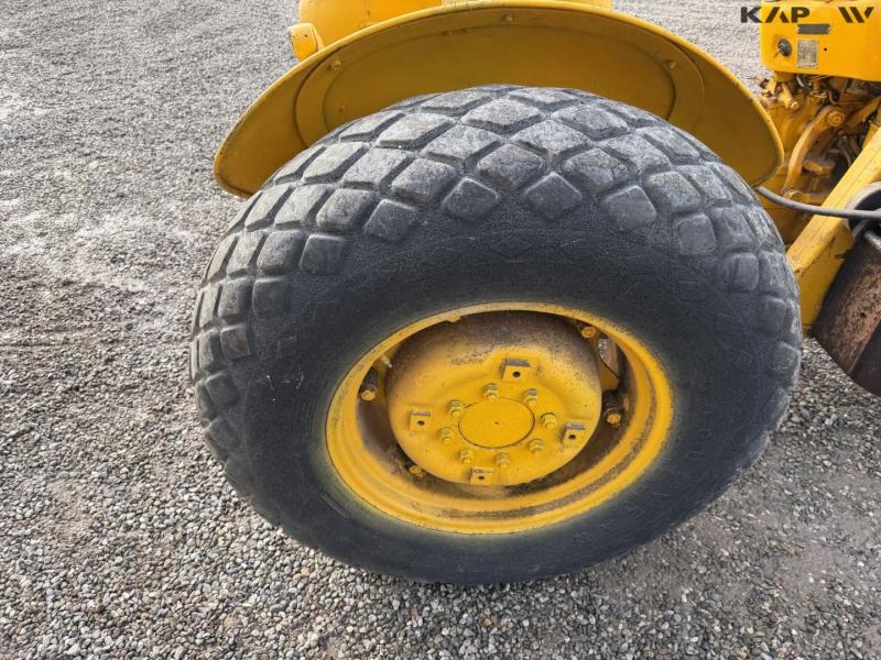 Massey Ferguson traktor med kran 45