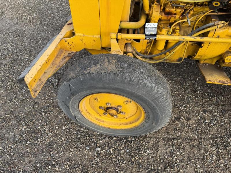 Massey Ferguson traktor med kran 51