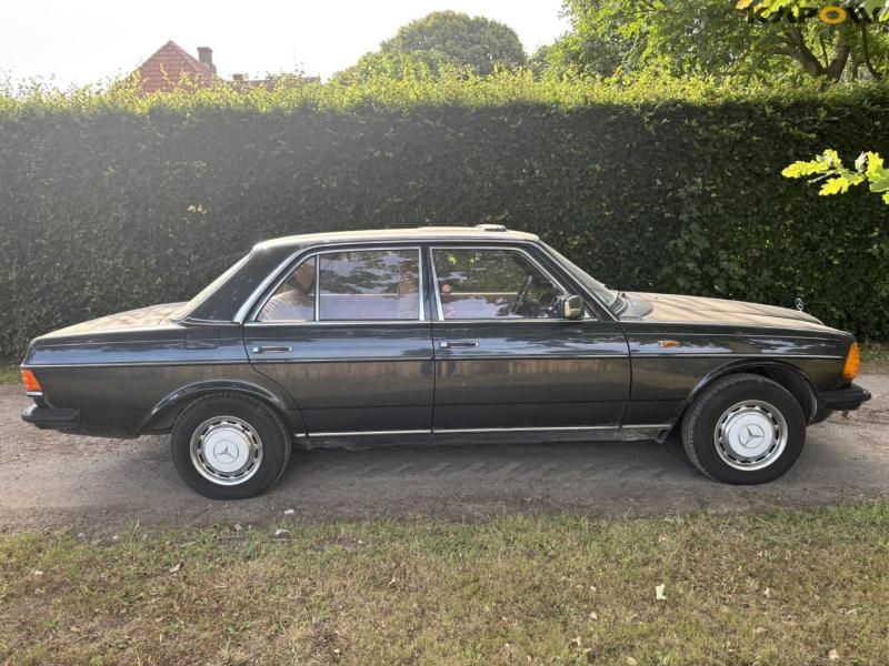 Mercedes-Benz 240D W123 4
