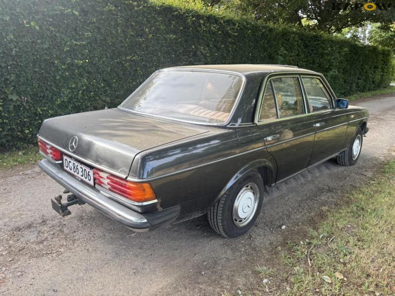 Mercedes-Benz 240D W123 5