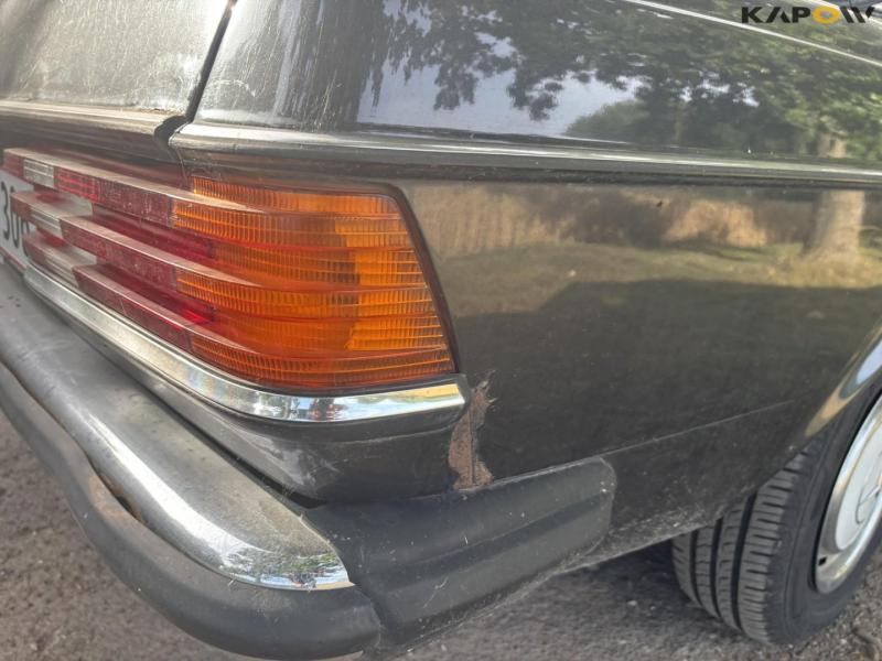 Mercedes-Benz 240D W123 26