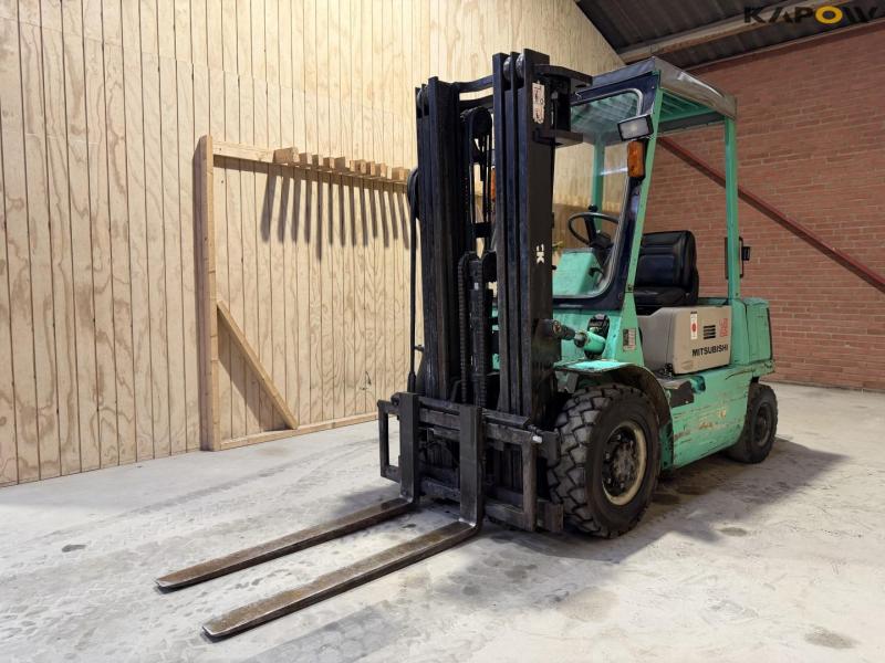 Mitsubishi FD25 truck 1