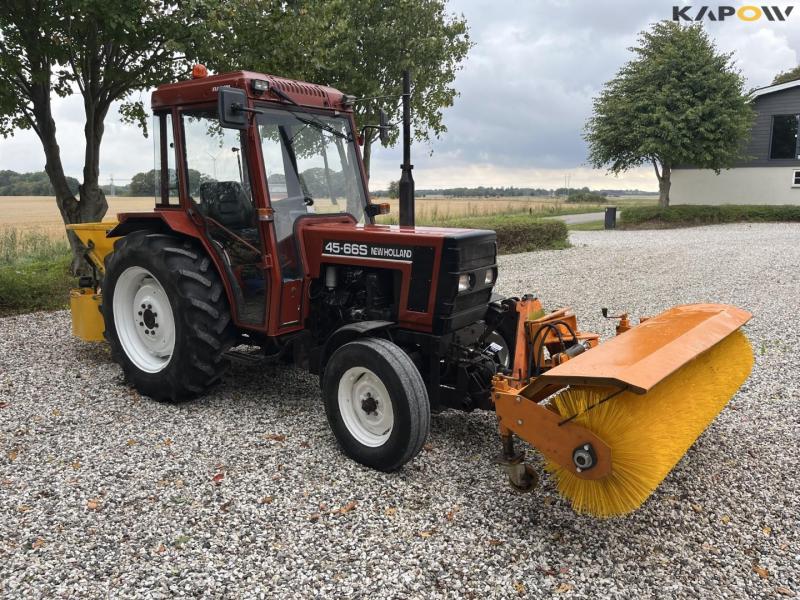New Holland 45-66S kompakttraktor med fejekost og saltspreder 3