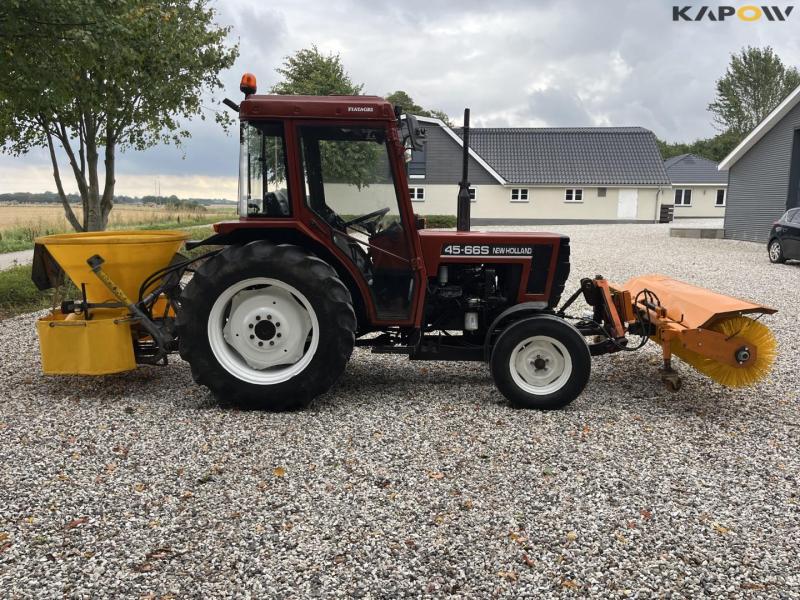 New Holland 45-66S kompakttraktor med fejekost og saltspreder 4