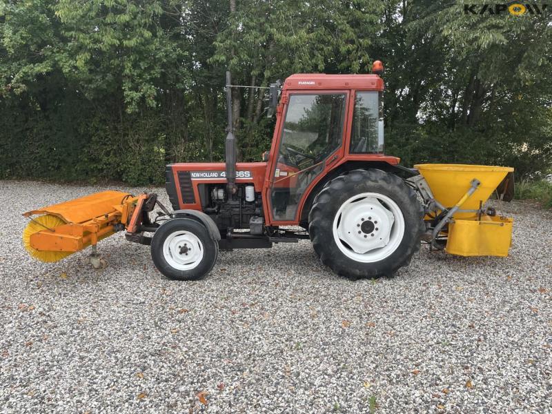 New Holland 45-66S kompakttraktor med fejekost og saltspreder 8