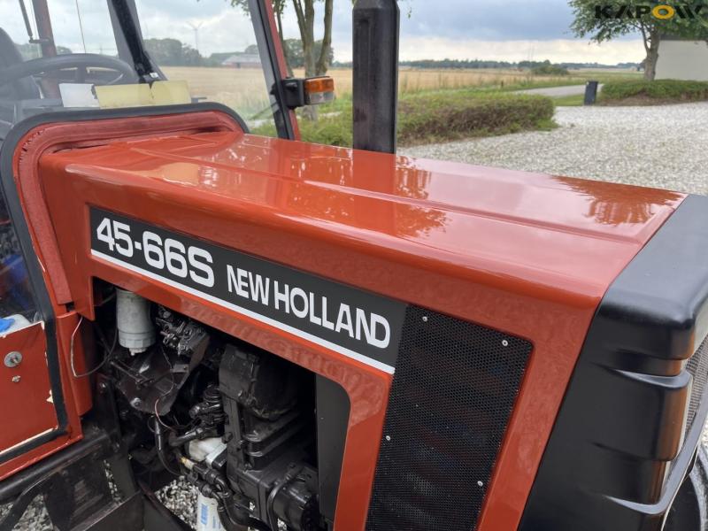 New Holland 45-66S kompakttraktor med fejekost og saltspreder 16