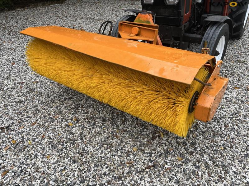 New Holland 45-66S kompakttraktor med fejekost og saltspreder 41