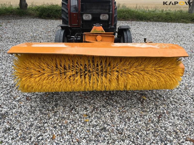 New Holland 45-66S kompakttraktor med fejekost og saltspreder 43