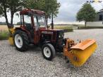 New Holland 45-66S kompakttraktor med fejekost og saltspreder 3
