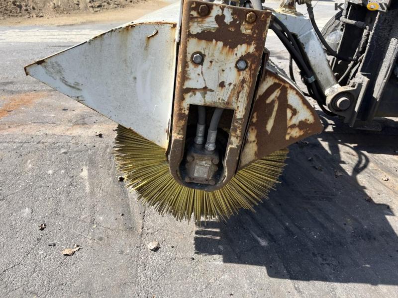 New Holland 4635 traktor med fejekost og emulsionssprøjten 12