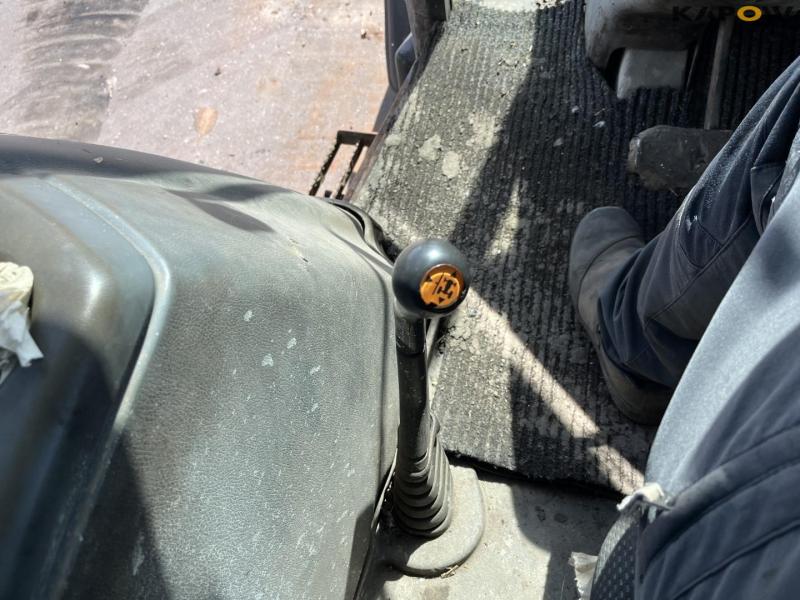 New Holland 4635 traktor med fejekost og emulsionssprøjten 42