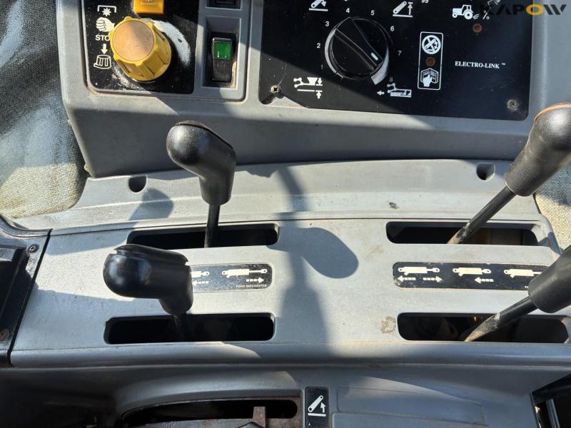 New Holland 8240 traktor 80