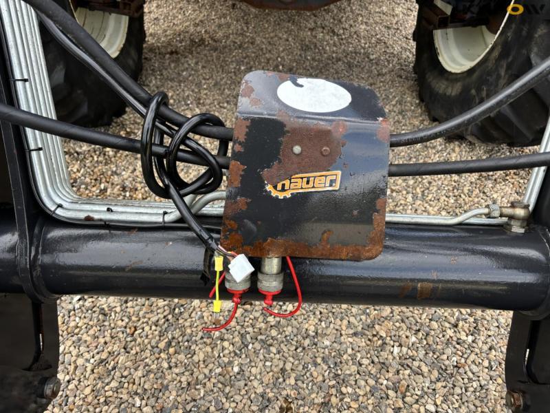 New Holland 8560 traktor med Hauer P-O-M S150 frontlæsser 16