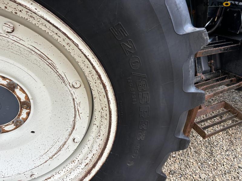 New Holland 8560 traktor med Hauer P-O-M S150 frontlæsser 85