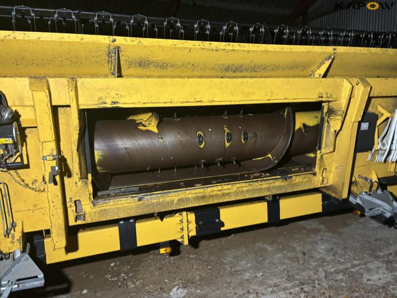 New Holland CR 8.90 Relevation 4 WD 30 fod 104