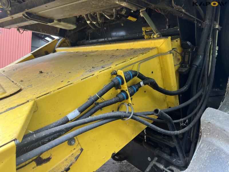 New Holland CX840 mejetærsker med 24 fods skærebord 12