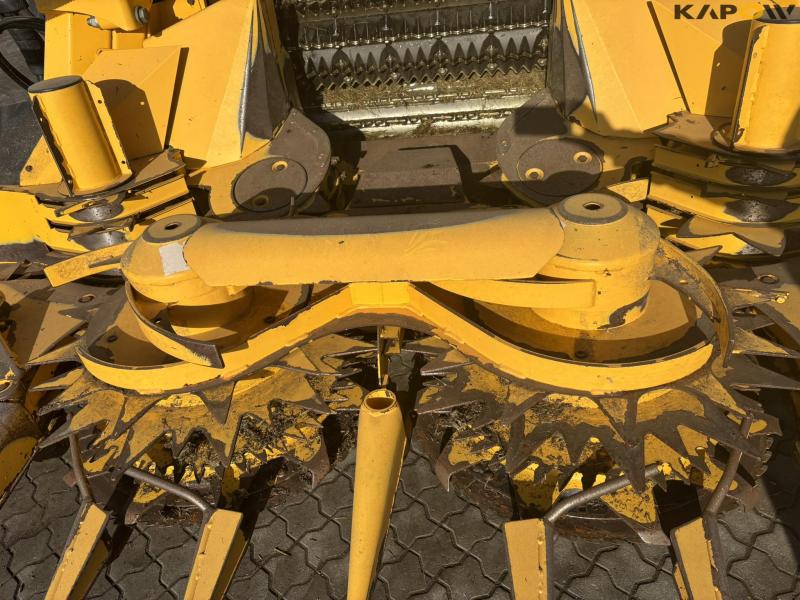 New Holland FR550 med majsbord og pickup 14