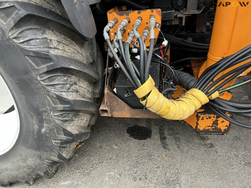 New Holland TS135A traktor med Epoke armklipper 20