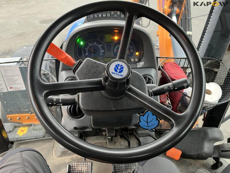 New Holland TS135A traktor med Epoke armklipper 34