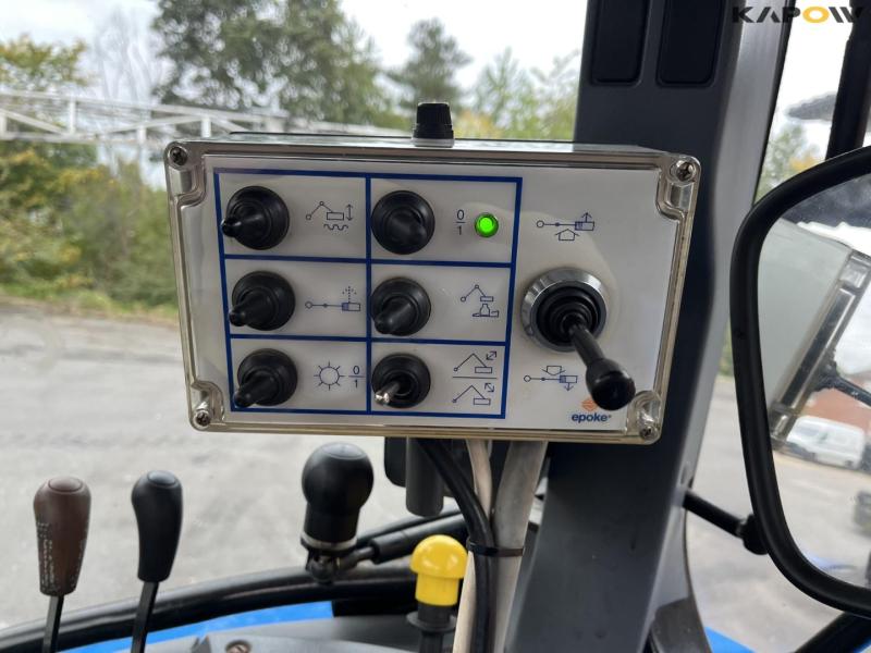 New Holland TS135A traktor med Epoke armklipper 40