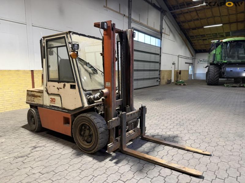 Nissan diesel truck 3