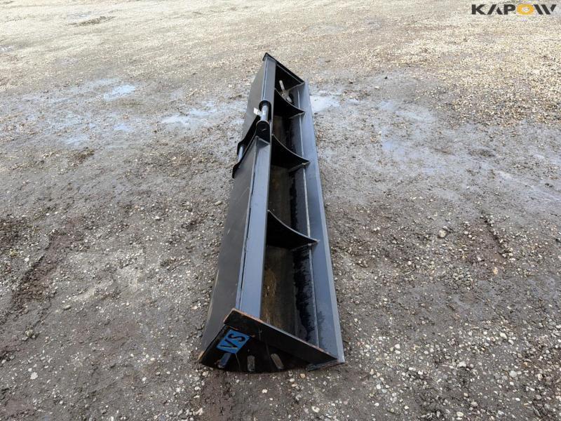 Oprenser skovl med Hydrema hitch 4