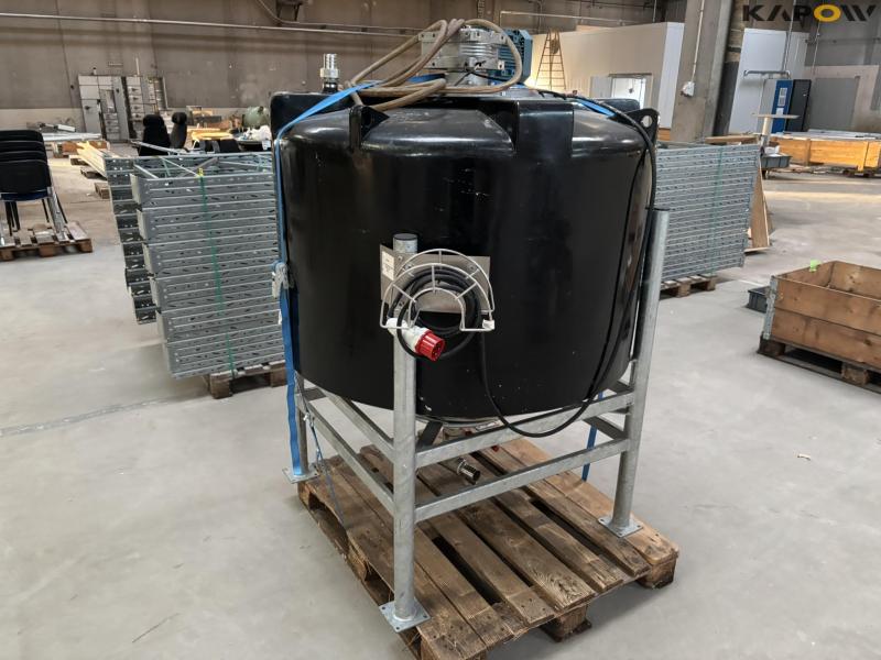 Plasttank 1000 liter med omrører 2