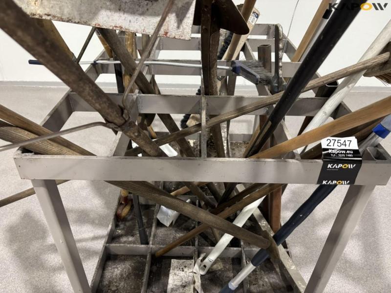 Redskabsholder med indhold 9