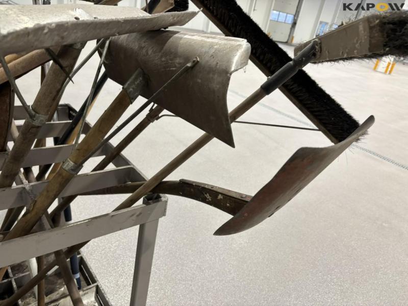 Redskabsholder med indhold 13