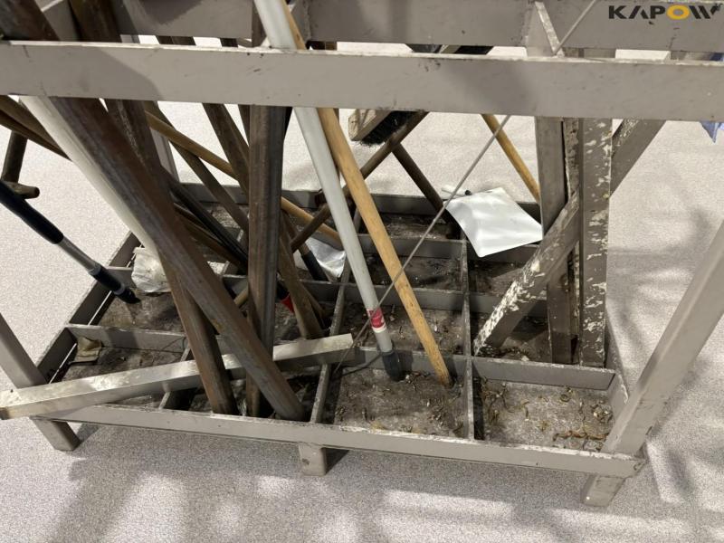 Redskabsholder med indhold 23