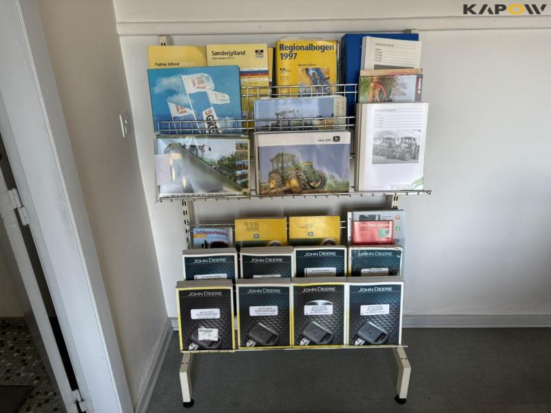 Reol med instruktionsbøger 2