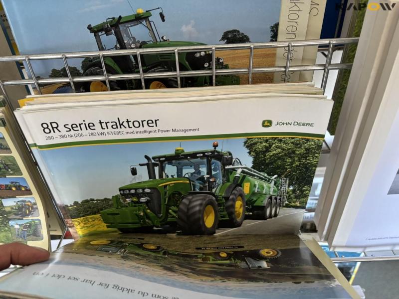 Reol med instruktionsbøger 15