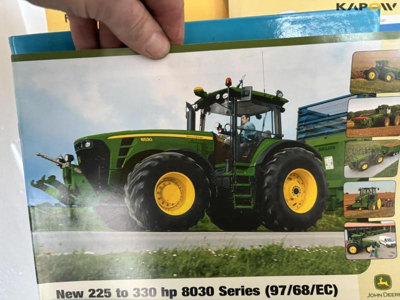 Reol med instruktionsbøger 19