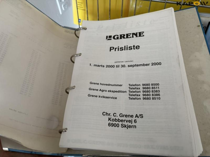 Reol med instruktionsbøger 28