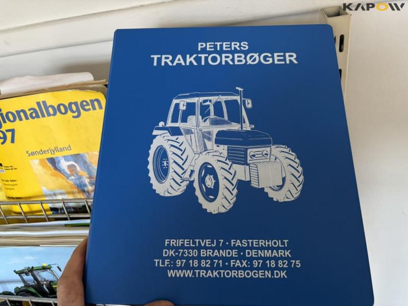 Reol med instruktionsbøger 30