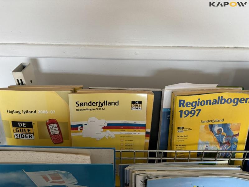 Reol med instruktionsbøger 34