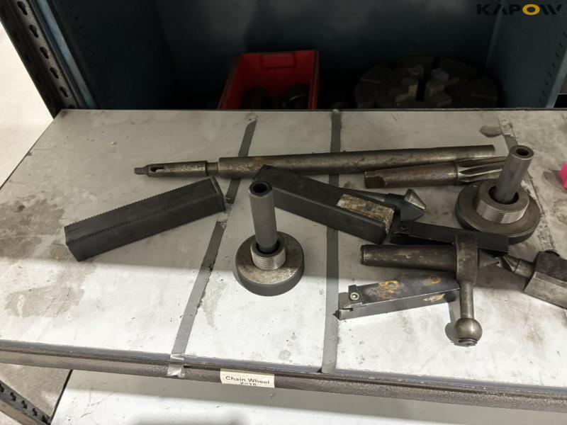 Reol og værkstedsbord 13