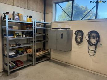 Reoler og skab med indhold
