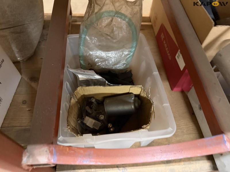 Reservedele og reol 28