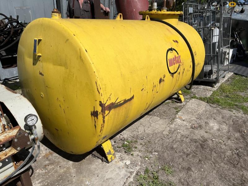Roug 2500 liter olietank med pumpe 3