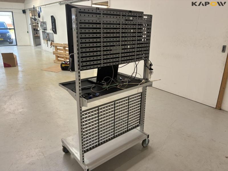 Rullebord med skærm og computer for fremvisning 4