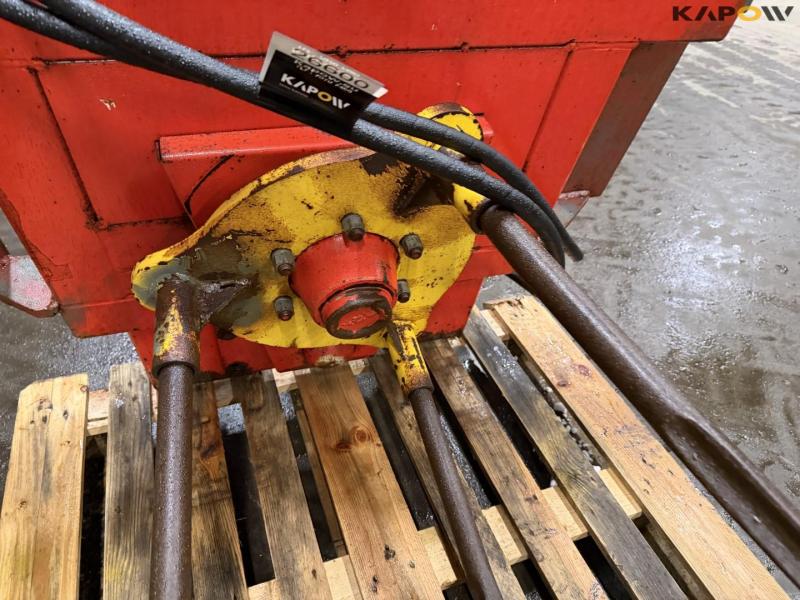 Rundballe ruller med John Deere hitch 10