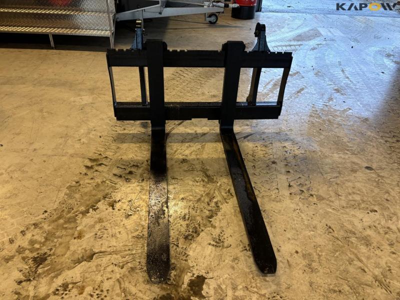 SE pallegafler med Volvo hitch 2