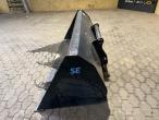 SE skovl med Manitou hitch 8