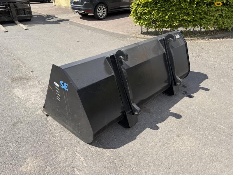 SE skovl med Volvo hitch 7